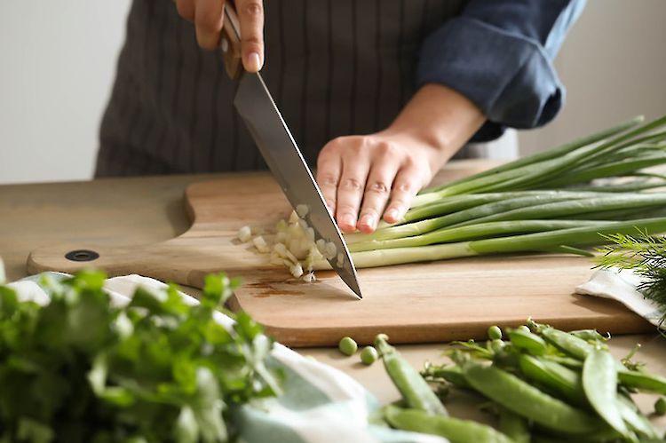 holding finger guided knife bij Duurzame catering en bewuste keuzes bij CIRFOOD