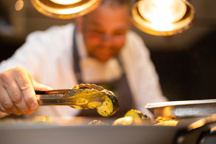 Dhub live cooking chef bij company restaurant by CIRFOOD with healthy lunch