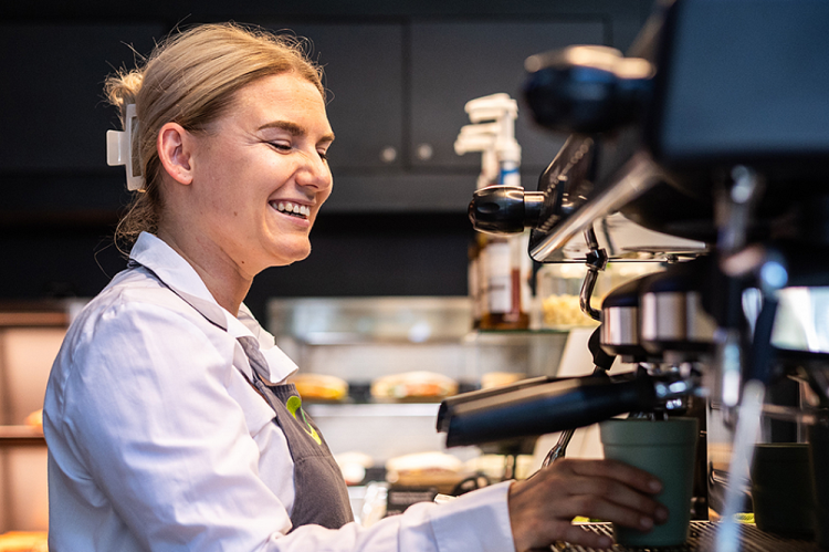 barista bij Gezonde lunch op het werk van CIRFOOD